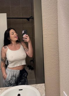 Bella - escort in Paris Photo 3 of 3