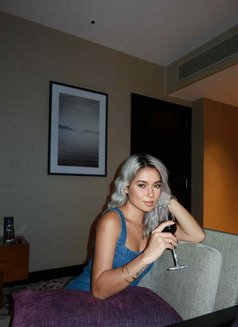 Bella - puta in Singapore Photo 3 of 8