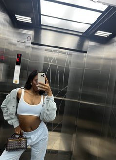 Bella - puta in Dubai Photo 2 of 2