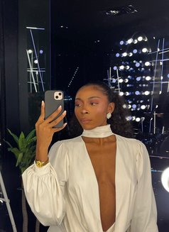 Bella - puta in Dubai Photo 4 of 7