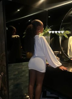 Bella - puta in Dubai Photo 5 of 7