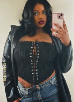 Bella - escort in New Delhi Photo 3 of 5