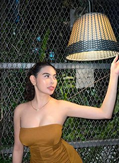 Bella - escort in Singapore Photo 2 of 5