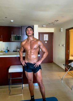 Bencock Top 8” - Acompañantes masculino in Abu Dhabi Photo 1 of 4