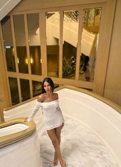 Benz - Dominadora transexual in Phuket Photo 3 of 6