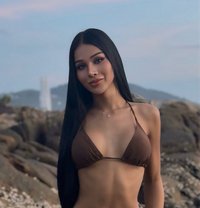 Benz - Dominadora transexual in Phuket Photo 5 of 12