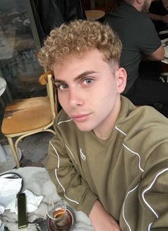 Berk - Acompañantes masculino in Riyadh Photo 1 of 6