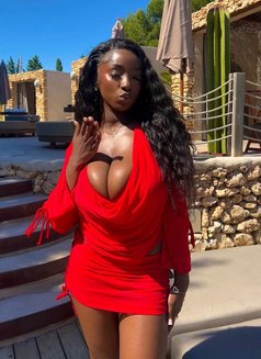 Berry - escort in Dubai Photo 3 of 5