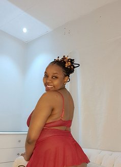 Berry - puta in Riyadh Photo 2 of 8