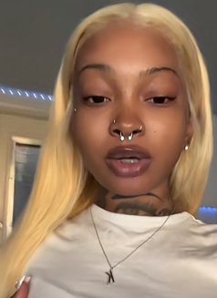 Berrylyn - puta in Abidjan Photo 2 of 4