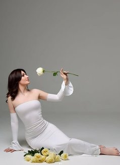 Bettany - escort in Dubai Photo 3 of 10