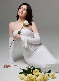 Bettany - escort in Dubai Photo 4 of 10
