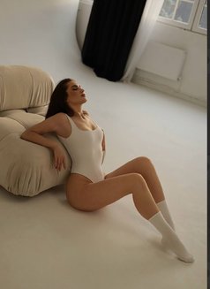Bettany - escort in Dubai Photo 9 of 10