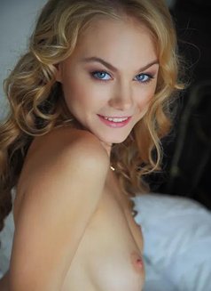 Betty - escort in Singapore Photo 3 of 5