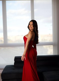 Betty - escort in Madrid Photo 1 of 8