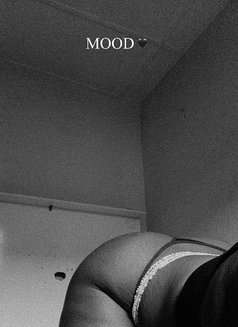 Betty - escort in Kuwait Photo 2 of 2