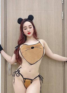 Betty - puta in Dubai Photo 3 of 6