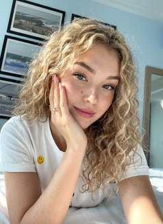 Beverly - puta in Hong Kong Photo 4 of 6