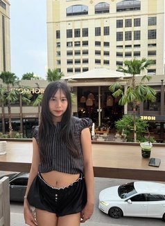 Bew - masseuse in Bangkok Photo 1 of 5