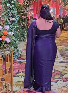 bhabhi available - escort in Gurgaon Photo 3 of 5