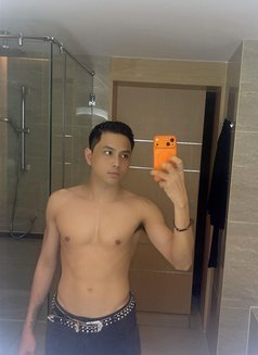 Bi Xxl 🇻🇳 - Male escort in Kuala Lumpur Photo 2 of 4