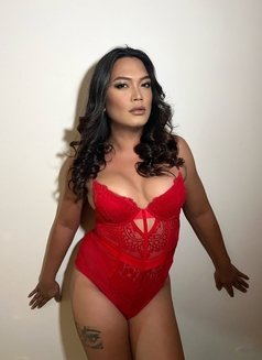 Big Cock Kim - Transsexual escort in Dubai Photo 3 of 7