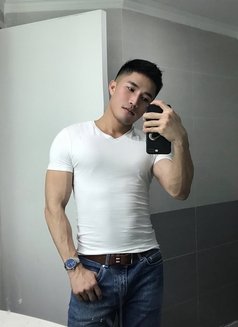 Big Dick Muscular male escort - Acompañantes masculino in Singapore Photo 8 of 9