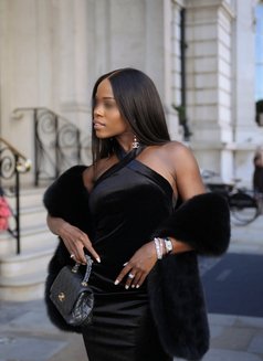 Billie, British ebony - puta in London Photo 9 of 17