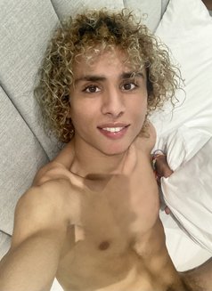 Billy - Masajista in Kuala Lumpur Photo 9 of 11