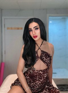 Billy - Transsexual escort in Abu Dhabi Photo 2 of 3