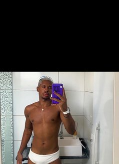 Black - Acompañantes masculino in Al Manama Photo 1 of 2