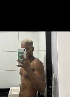 Black - Acompañantes masculino in Al Manama Photo 2 of 2