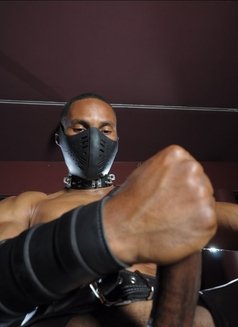 Black Muscular - Acompañantes masculino in Dubai Photo 3 of 8