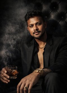 Black Rock - Acompañantes masculino in Pune Photo 2 of 2