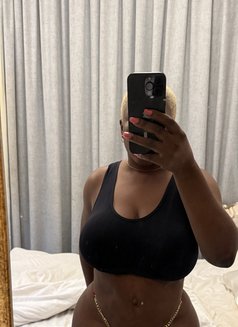 Black - escort in Ras al-Khaimah Photo 1 of 2