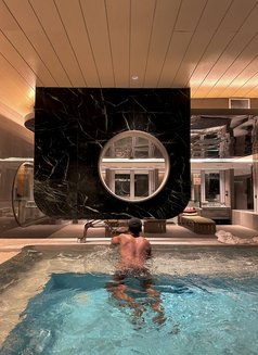 Blackmm - Male escort in Singapore Photo 2 of 4