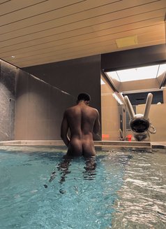 Blackmm - Male escort in Singapore Photo 4 of 4