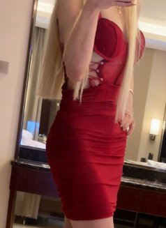 Blond Barbie Independent - puta in Dubai Photo 2 of 4