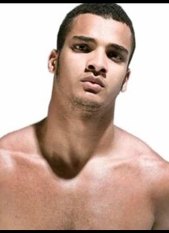 BOB - Acompañante masculino in Manila Photo 4 of 4