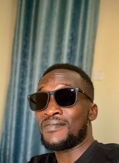 Bonface - masseur in Nairobi Photo 3 of 4