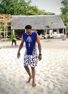 Bonface - masseur in Nairobi Photo 6 of 6