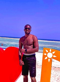 Bonface - masseur in Nairobi Photo 1 of 7