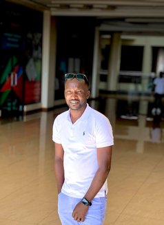 Bonface - masseur in Nairobi Photo 3 of 4