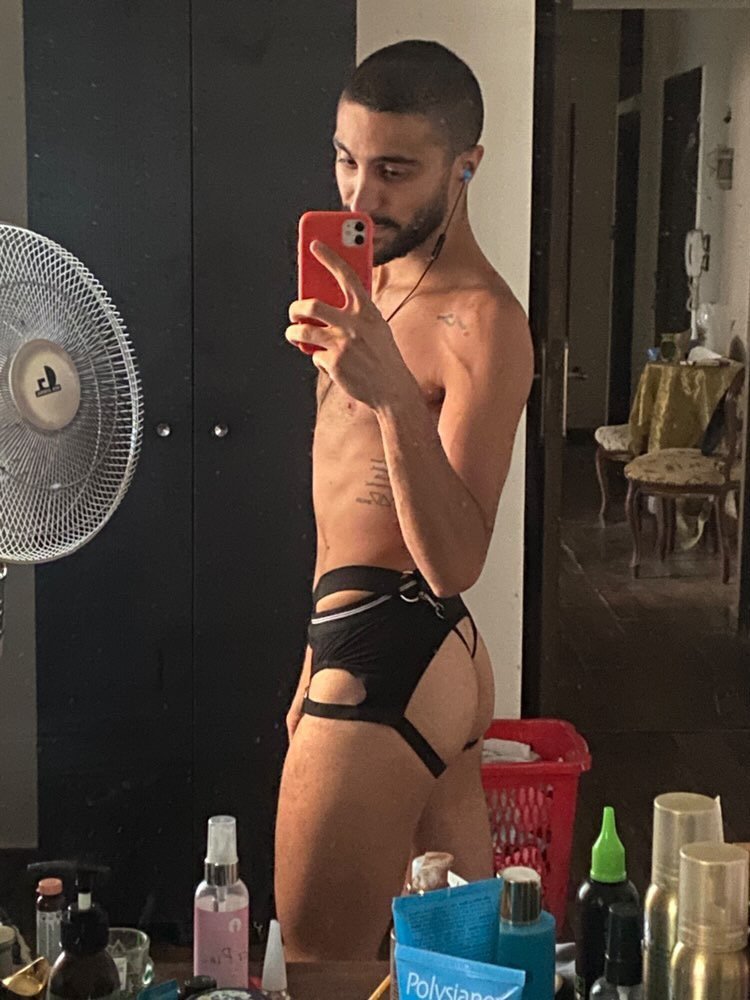 Yigitlar plyajda chayqalishmoqda