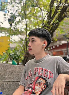 Bird - Male adult performer in Bangkok Photo 2 of 10