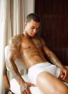 Brad Pro - Male escort in London Photo 2 of 7