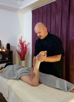 Bradut - masseur in Shenzhen Photo 2 of 2