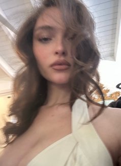 Brenda - escort in Paris Photo 1 of 2