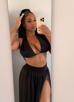 Brenda - escort in Mumbai Photo 2 of 5
