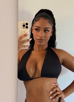 Brenda - escort in Mumbai Photo 3 of 5